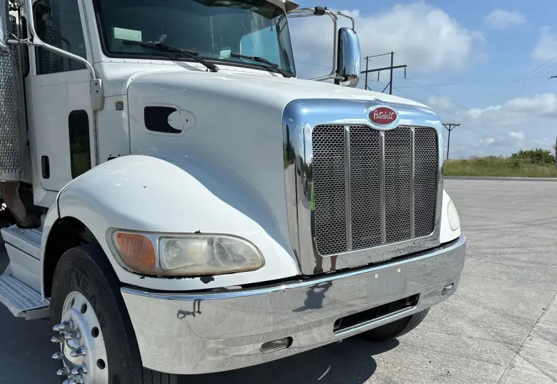 2018 Peterbilt 337 photo 13