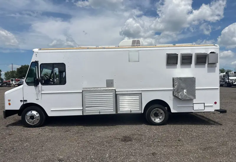 2005 Freightliner MT45 photo 8