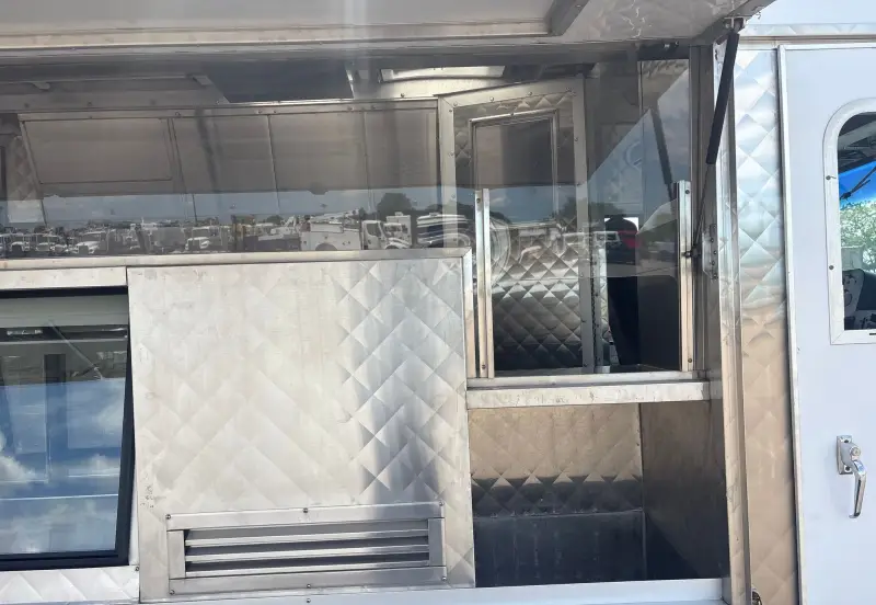 2005 Freightliner MT45 photo 22