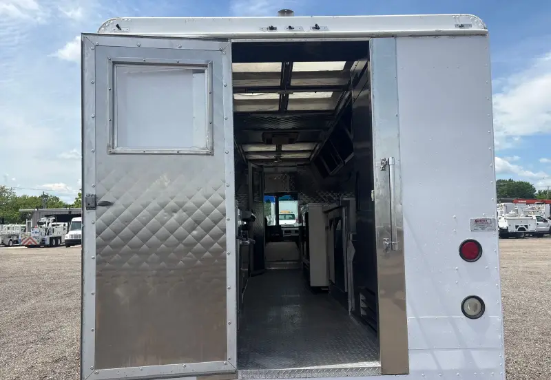 2005 Freightliner MT45 photo 23