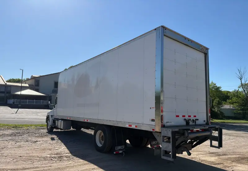 2020 Hino 268A photo 7