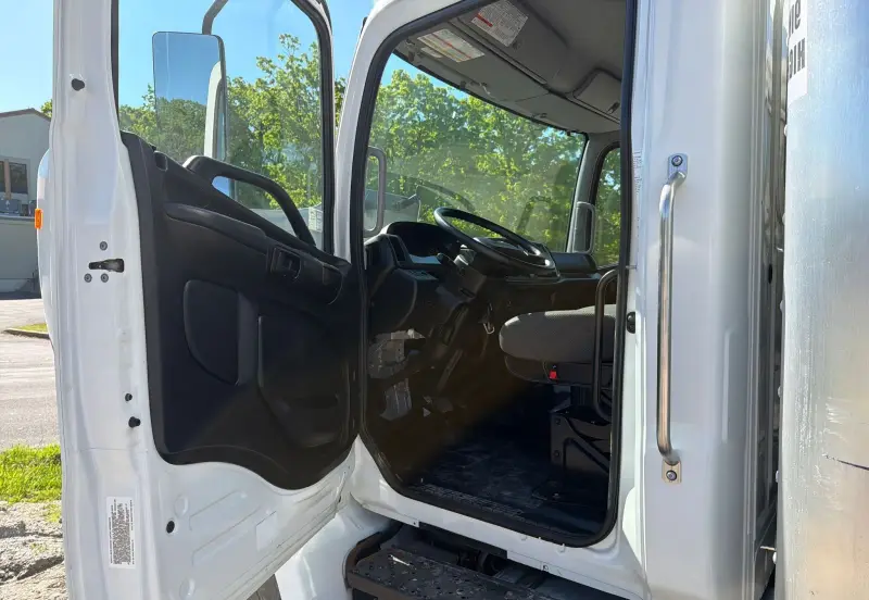 2020 Hino 268A photo 30