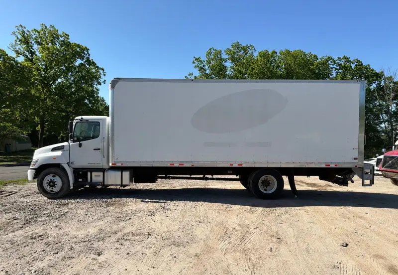 2020 Hino 268A photo 8