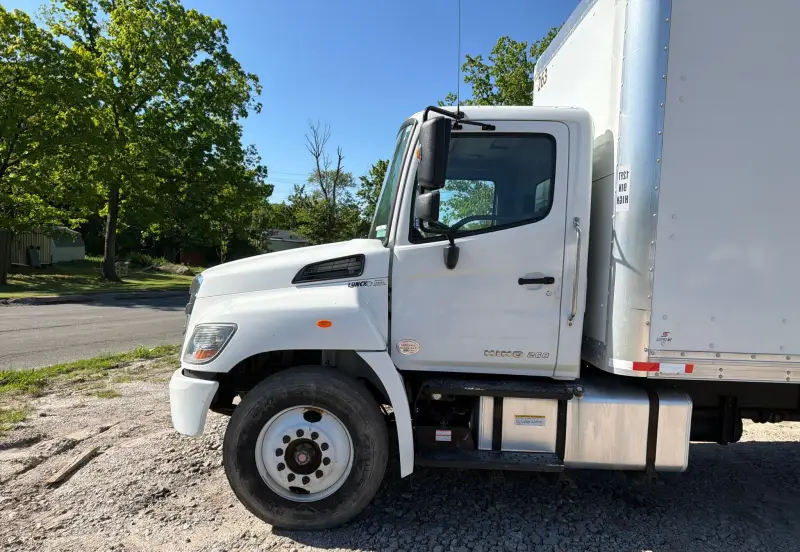 2020 Hino 268A photo 9