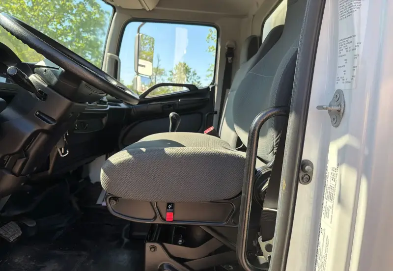 2020 Hino 268A photo 33
