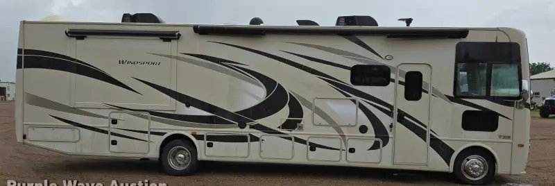 2017 Thor Motor Coach Stripped photo 4