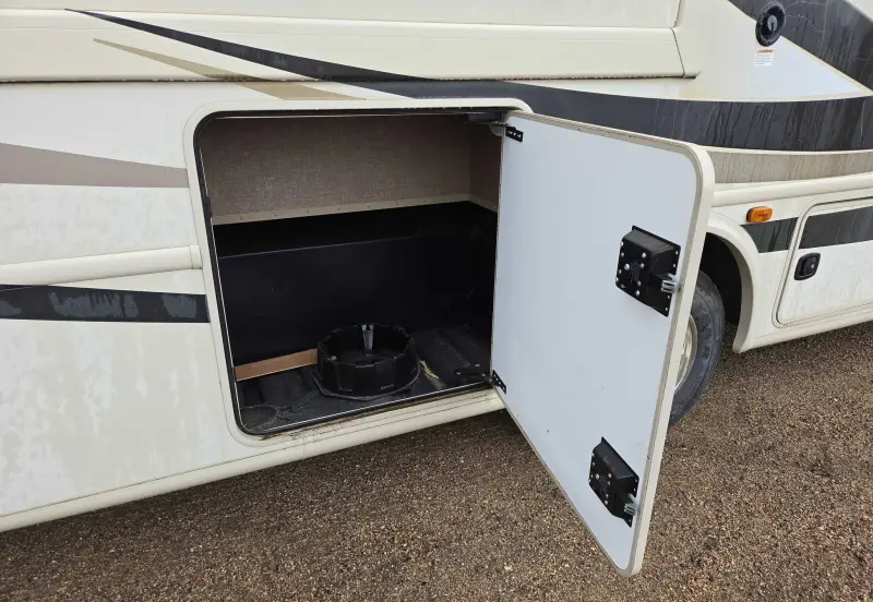 2017 Thor Motor Coach Stripped photo 23