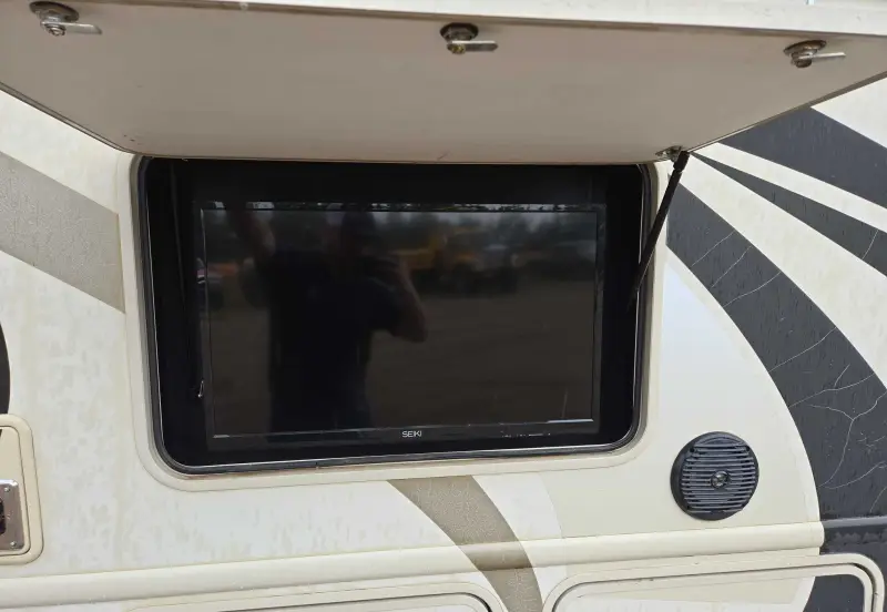 2017 Thor Motor Coach Stripped photo 17