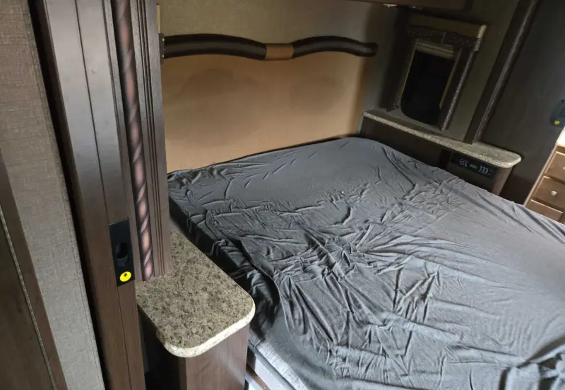 2017 Thor Motor Coach Stripped photo 92