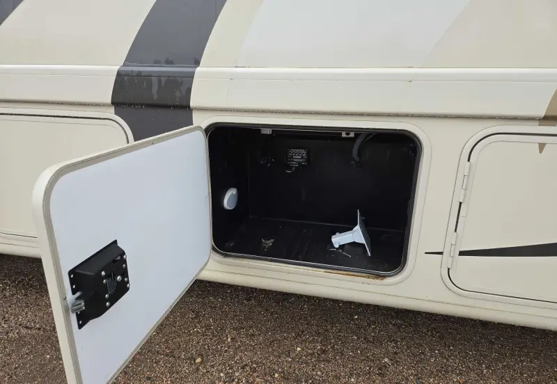 2017 Thor Motor Coach Stripped photo 40