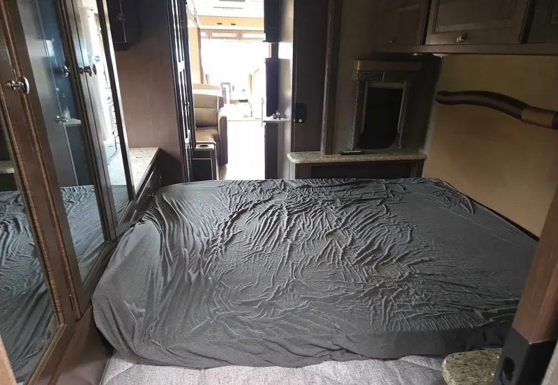 2017 Thor Motor Coach Stripped photo 97