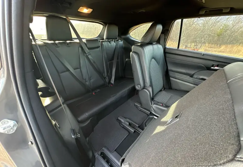2022 Toyota Highlander photo 46