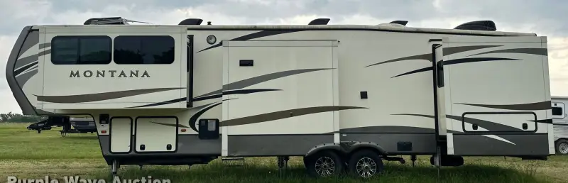 2016 Keystone Montana 3711FL photo 8