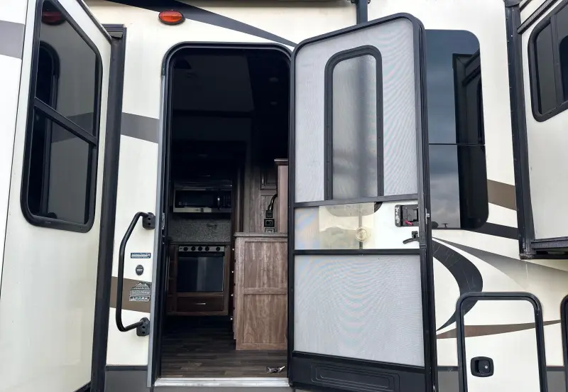 2016 Keystone Montana 3711FL photo 79