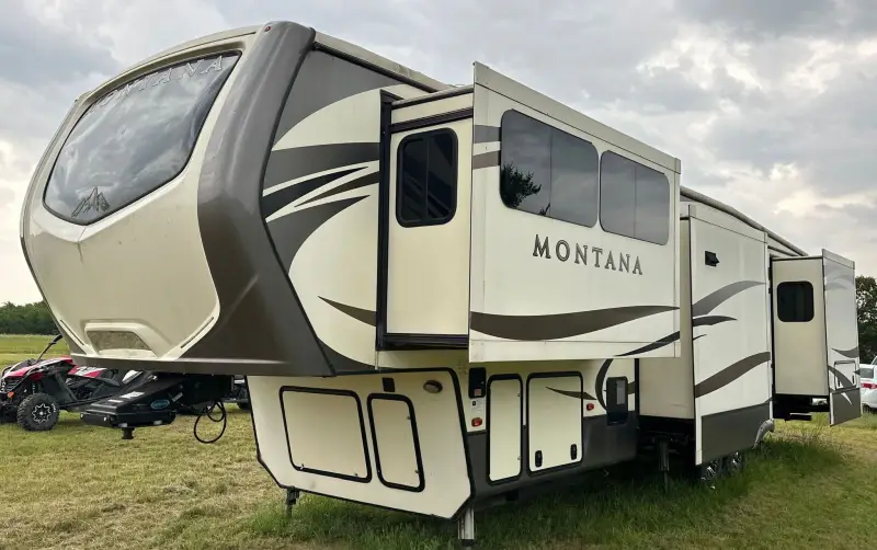 2016 Keystone Montana 3711FL photo 1