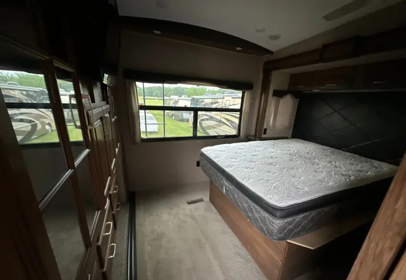 2016 Keystone Montana 3711FL photo 107