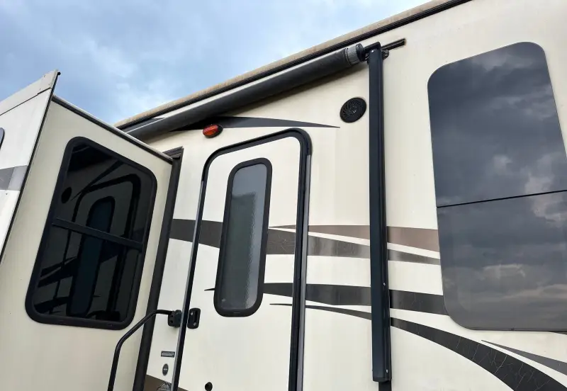 2016 Keystone Montana 3711FL photo 26