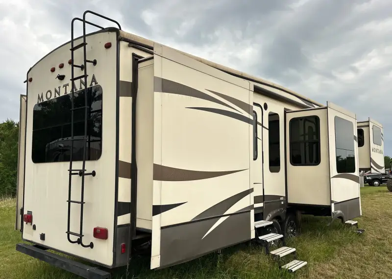 2016 Keystone Montana 3711FL photo 5