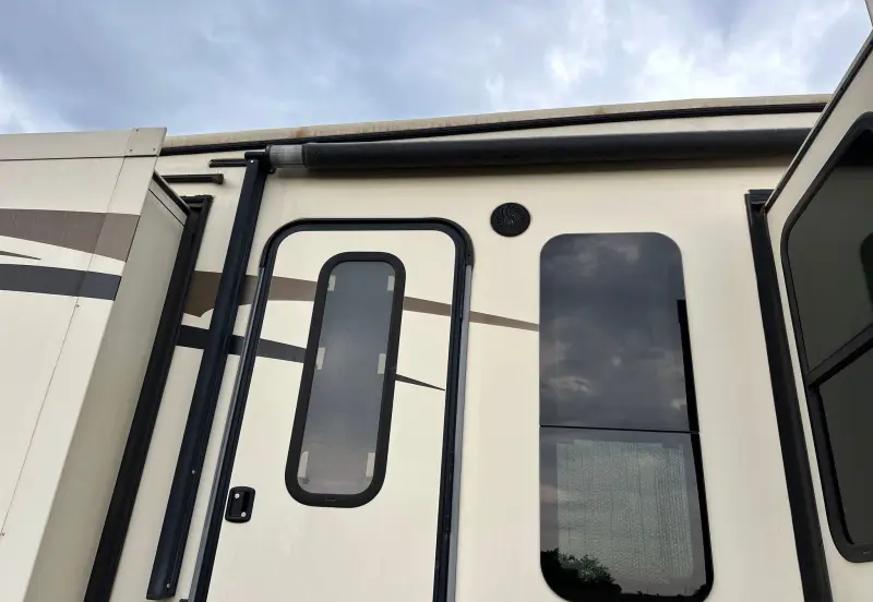 2016 Keystone Montana 3711FL photo 32