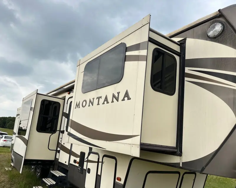 2016 Keystone Montana 3711FL photo 18
