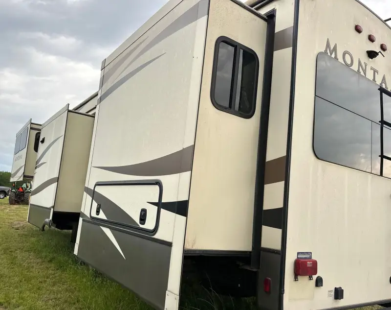 2016 Keystone Montana 3711FL photo 38