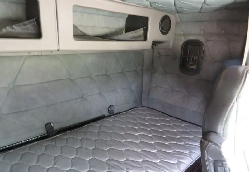2004 Freightliner Classic 120 photo 35