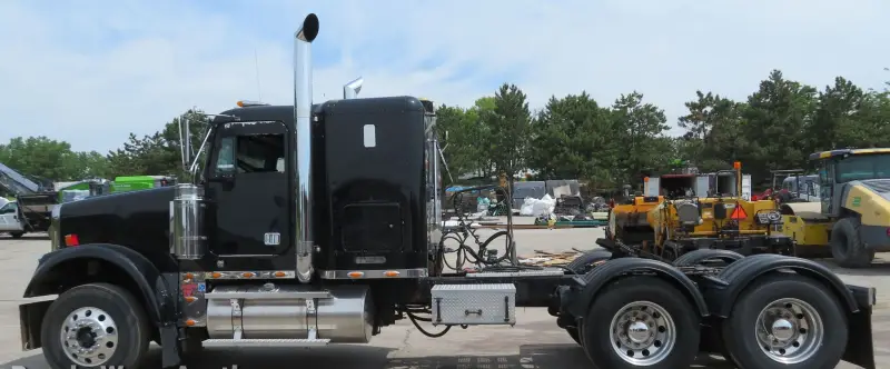 2004 Freightliner Classic 120 photo 8