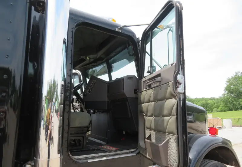 2004 Freightliner Classic 120 photo 38