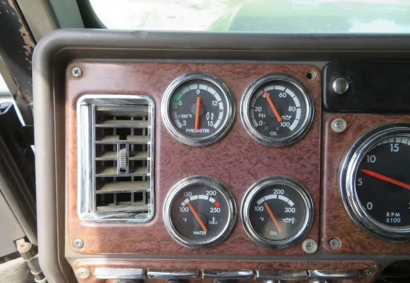 2004 Freightliner Classic 120 photo 25