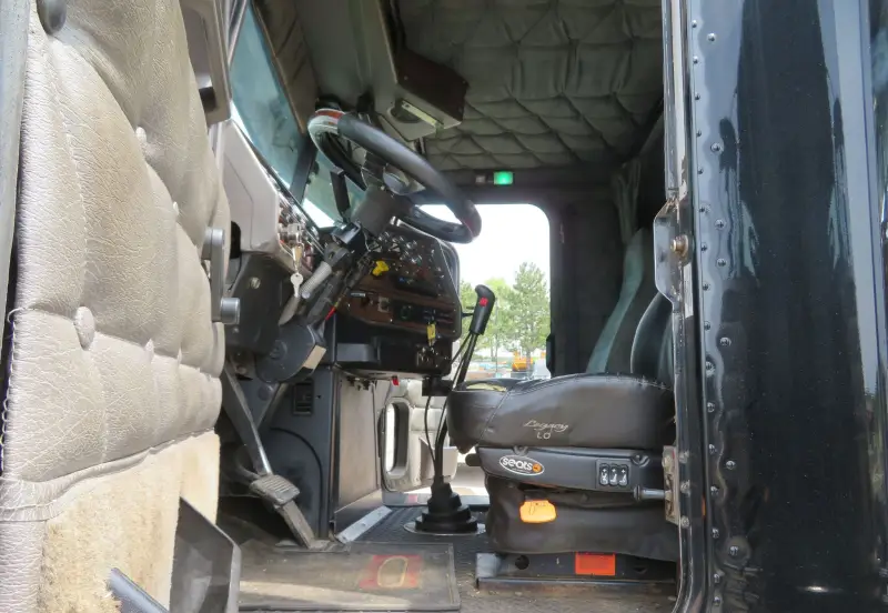 2004 Freightliner Classic 120 photo 20