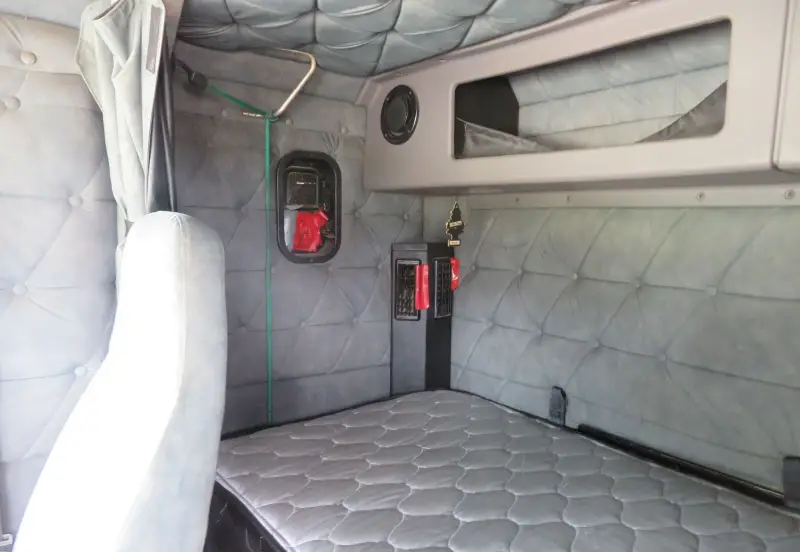 2004 Freightliner Classic 120 photo 36