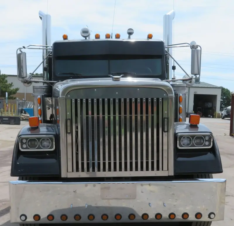 2004 Freightliner Classic 120 photo 2