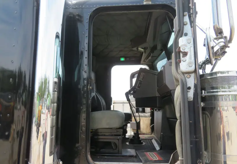 2004 Freightliner Classic 120 photo 39