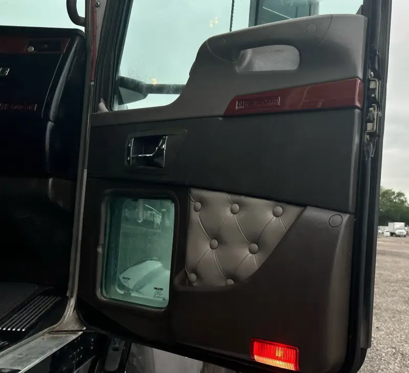 2008 Kenworth T660 photo 48