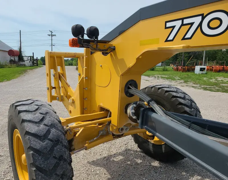 2016 John Deere 770G photo 40