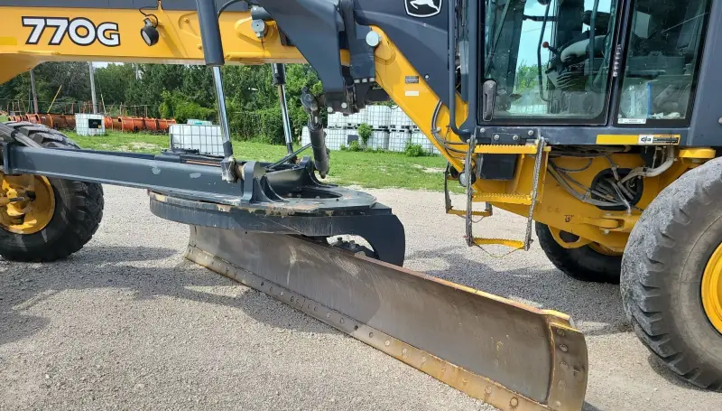 2016 John Deere 770G photo 35