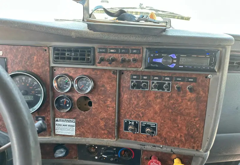 2005 Kenworth W900 photo 24