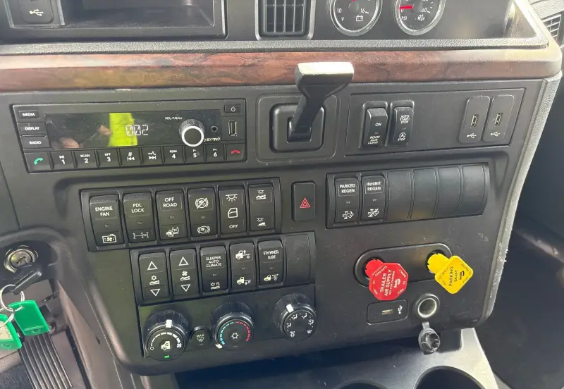 2023 International HX520 photo 84