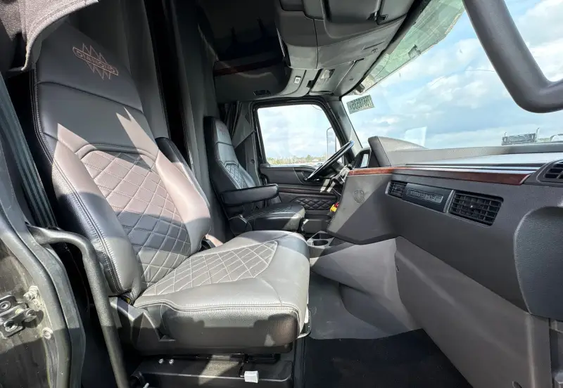 2023 International HX520 photo 96