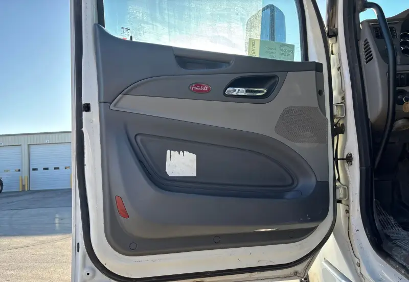 2017 Peterbilt 567 photo 36