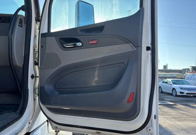2017 Peterbilt 567 photo 52