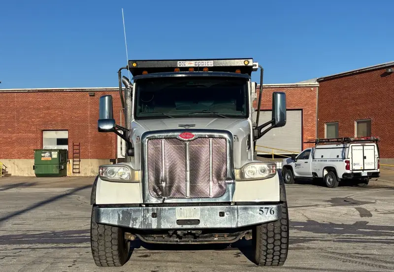 2017 Peterbilt 567 photo 2